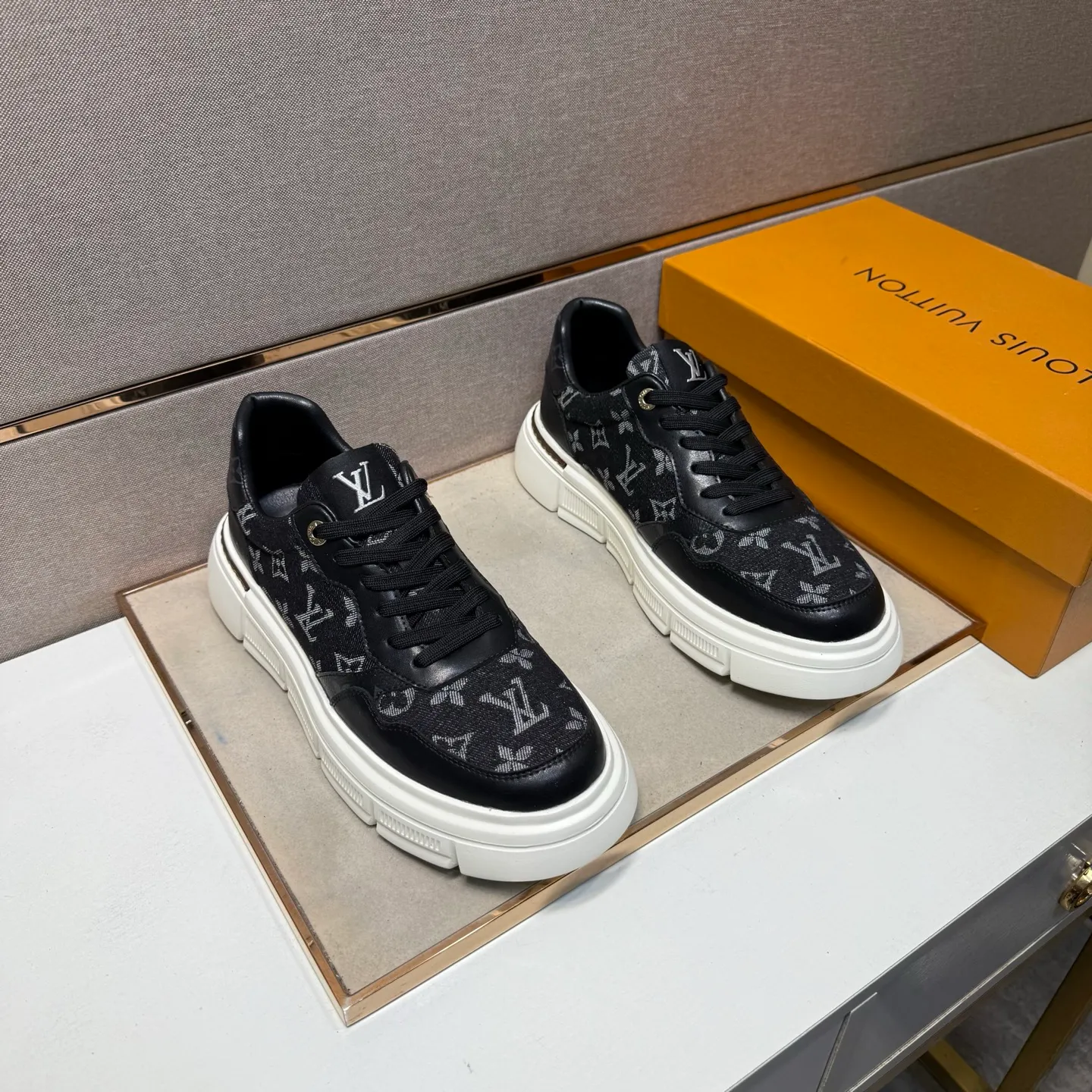 ⬛️Men's shoes 💰p400 [LV～] Men's casual shoes 2025z cabinet sales simultaneously 🔶Size: 38-44#️⃣ 🔷2 colors🔜The upper is made of multi-material splicing➕Genuine leather lining, comfortable and breathable, sole: original comfortable and wear-resistant outsole, ⚠️Real shot📱Photographed🎬The real thing is better📢📢📢